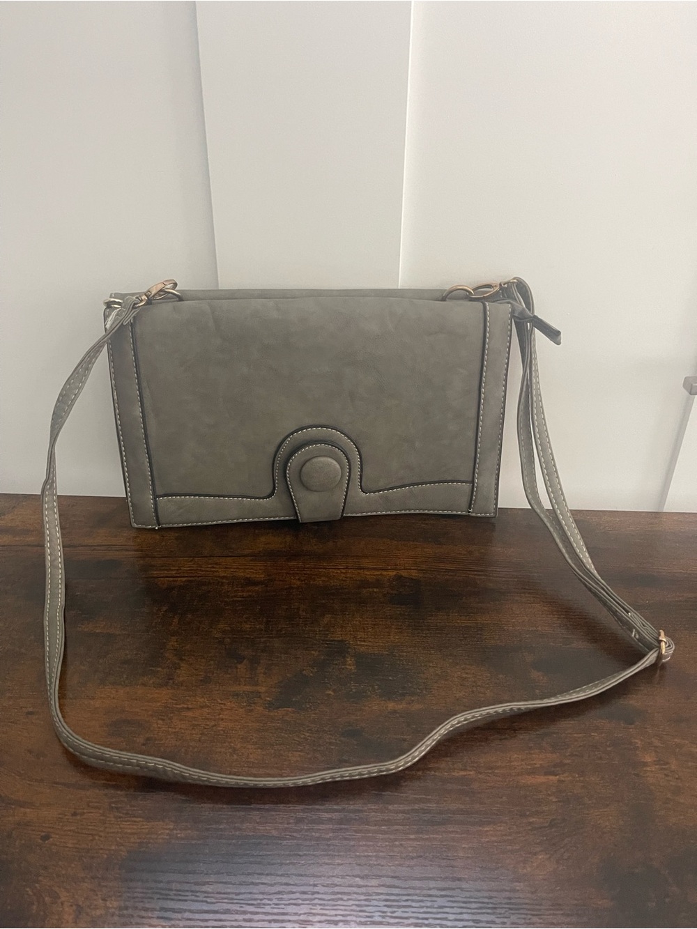 Womenโs Crossbody Bag in Olive Gray - Sleek Everyday Style